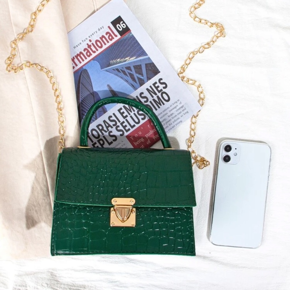 Snake green purse with gold chain for the strap